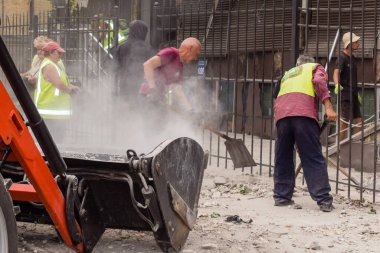 Kharkiv, Ukrayna, 12 Haziran 2025 Temizlikçiler bir Rus Shahed İHA 'sının çarptığı bir ev üzerinde çalışıyorlar. Hasar büyük, ev tamamen yıkılmış, yanmış ve çatısı sökülmüş..