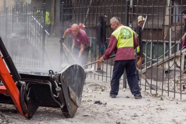 Kharkiv, Ukrayna, 12 Haziran 2025 Temizlikçiler bir Rus Shahed İHA 'sının çarptığı bir ev üzerinde çalışıyorlar. Hasar büyük, ev tamamen yıkılmış, yanmış ve çatısı sökülmüş..