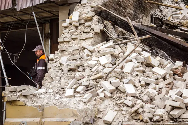 Kharkiv, Ukrayna, 12 Haziran 2025 Kharkiv 'de bir ev bir Rus İHA' sı tarafından vuruldu. Hasar çok büyüktü, ev tamamen yıkıldı, yandı ve çatı parçalandı..