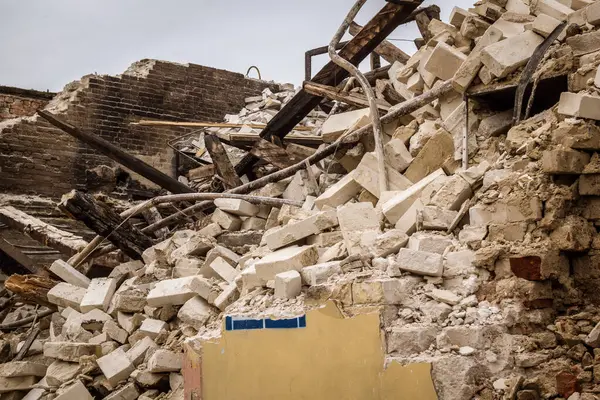 Kharkiv, Ukrayna, 12 Haziran 2025 Kharkiv 'de bir ev bir Rus İHA' sı tarafından vuruldu. Hasar çok büyüktü, ev tamamen yıkıldı, yandı ve çatı parçalandı..