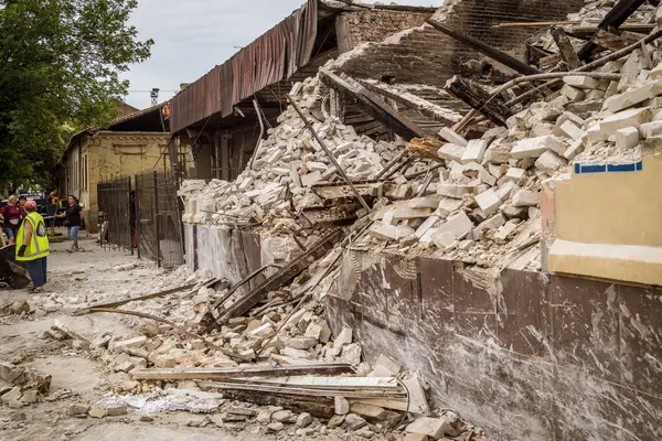 Kharkiv, Ukrayna, 12 Haziran 2025 Kharkiv 'de bir ev bir Rus İHA' sı tarafından vuruldu. Hasar çok büyüktü, ev tamamen yıkıldı, yandı ve çatı parçalandı..