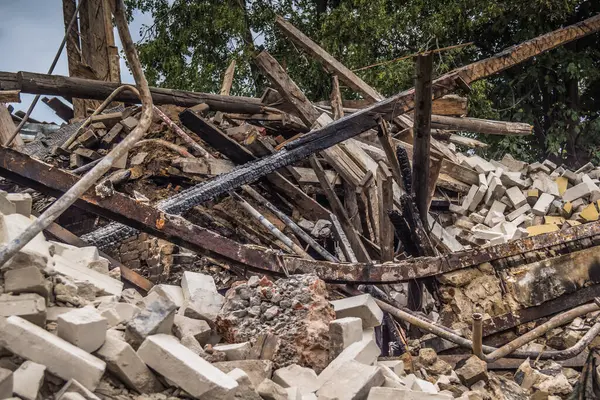 Kharkiv, Ukrayna, 12 Haziran 2025 Kharkiv 'de bir ev bir Rus İHA' sı tarafından vuruldu. Hasar çok büyüktü, ev tamamen yıkıldı, yandı ve çatı parçalandı..