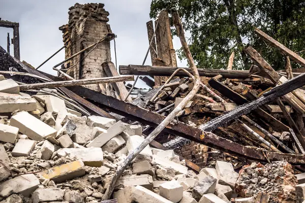 Kharkiv, Ukrayna, 12 Haziran 2025 Kharkiv 'de bir ev bir Rus İHA' sı tarafından vuruldu. Hasar çok büyüktü, ev tamamen yıkıldı, yandı ve çatı parçalandı..