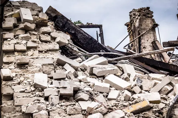 Kharkiv, Ukrayna, 12 Haziran 2025 Kharkiv 'de bir ev bir Rus İHA' sı tarafından vuruldu. Hasar çok büyüktü, ev tamamen yıkıldı, yandı ve çatı parçalandı..