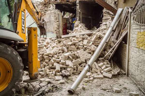 Kharkiv, Ukrayna, 12 Haziran 2025 Kharkiv 'de bir ev bir Rus İHA' sı tarafından vuruldu. Hasar çok büyüktü, ev tamamen yıkıldı, yandı ve çatı parçalandı..