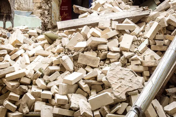 Kharkiv, Ukrayna, 12 Haziran 2025 Kharkiv 'de bir ev bir Rus İHA' sı tarafından vuruldu. Hasar çok büyüktü, ev tamamen yıkıldı, yandı ve çatı parçalandı..