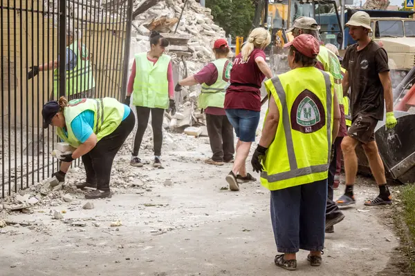 Kharkiv, Ukrayna, 12 Haziran 2025 Temizlikçiler bir Rus Shahed İHA 'sının çarptığı bir ev üzerinde çalışıyorlar. Hasar büyük, ev tamamen yıkılmış, yanmış ve çatısı sökülmüş..