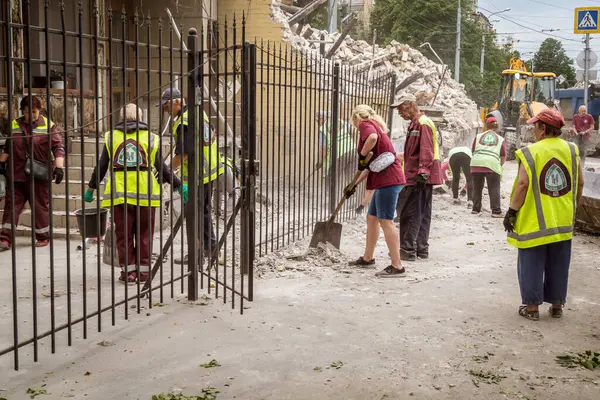 Kharkiv, Ukrayna, 12 Haziran 2025 Temizlikçiler bir Rus Shahed İHA 'sının çarptığı bir ev üzerinde çalışıyorlar. Hasar büyük, ev tamamen yıkılmış, yanmış ve çatısı sökülmüş..