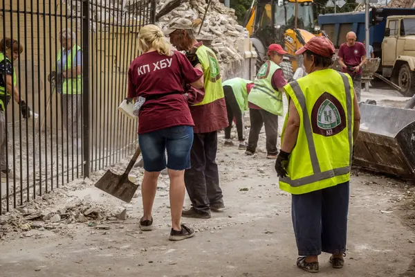 Kharkiv, Ukrayna, 12 Haziran 2025 Temizlikçiler bir Rus Shahed İHA 'sının çarptığı bir ev üzerinde çalışıyorlar. Hasar büyük, ev tamamen yıkılmış, yanmış ve çatısı sökülmüş..