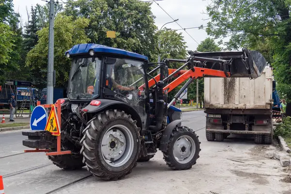 Kharkiv, Ukrayna, 12 Haziran 2025 Temizlikçiler bir Rus Shahed İHA 'sının çarptığı bir ev üzerinde çalışıyorlar. Hasar büyük, ev tamamen yıkılmış, yanmış ve çatısı sökülmüş..