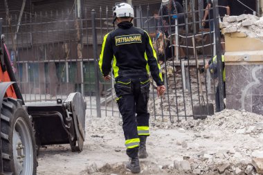 Kharkiv, Ukrayna, 12 Haziran 2025. İtfaiyeciler, bir Rus Şaban uçağı tarafından vurulan bir eve müdahale ediyorlar. Hasar büyüktü, ev tamamen yıkıldı, yandı ve çatı parçalandı..