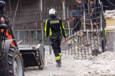 Kharkiv, Ukrayna, 12 Haziran 2025. İtfaiyeciler, bir Rus Şaban uçağı tarafından vurulan bir eve müdahale ediyorlar. Hasar büyüktü, ev tamamen yıkıldı, yandı ve çatı parçalandı..