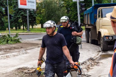 Kharkiv, Ukrayna, 12 Haziran 2025. İtfaiyeciler, bir Rus Şaban uçağı tarafından vurulan bir eve müdahale ediyorlar. Hasar büyüktü, ev tamamen yıkıldı, yandı ve çatı parçalandı..