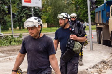 Kharkiv, Ukrayna, 12 Haziran 2025. İtfaiyeciler, bir Rus Şaban uçağı tarafından vurulan bir eve müdahale ediyorlar. Hasar büyüktü, ev tamamen yıkıldı, yandı ve çatı parçalandı..