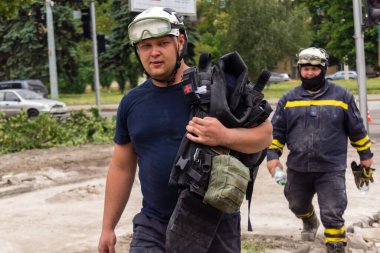 Kharkiv, Ukrayna, 12 Haziran 2025. İtfaiyeciler, bir Rus Şaban uçağı tarafından vurulan bir eve müdahale ediyorlar. Hasar büyüktü, ev tamamen yıkıldı, yandı ve çatı parçalandı..