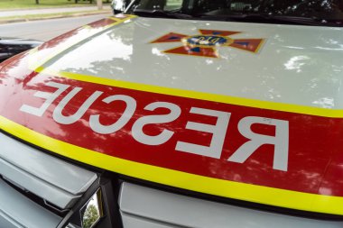 Kharkiv, Ukrayna, 12 Haziran 2025. İtfaiyeciler, bir Rus Şaban uçağı tarafından vurulan bir eve müdahale ediyorlar. Hasar büyüktü, ev tamamen yıkıldı, yandı ve çatı parçalandı..