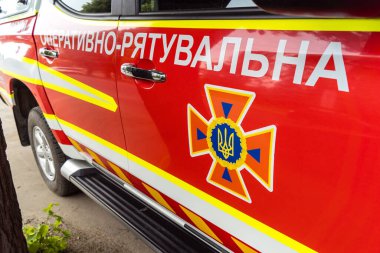 Kharkiv, Ukrayna, 12 Haziran 2025. İtfaiyeciler, bir Rus Şaban uçağı tarafından vurulan bir eve müdahale ediyorlar. Hasar büyüktü, ev tamamen yıkıldı, yandı ve çatı parçalandı..