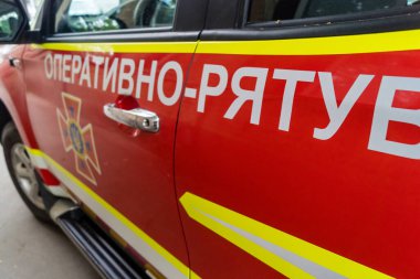 Kharkiv, Ukrayna, 12 Haziran 2025. İtfaiyeciler, bir Rus Şaban uçağı tarafından vurulan bir eve müdahale ediyorlar. Hasar büyüktü, ev tamamen yıkıldı, yandı ve çatı parçalandı..