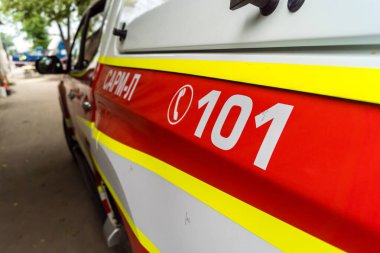 Kharkiv, Ukrayna, 12 Haziran 2025. İtfaiyeciler, bir Rus Şaban uçağı tarafından vurulan bir eve müdahale ediyorlar. Hasar büyüktü, ev tamamen yıkıldı, yandı ve çatı parçalandı..