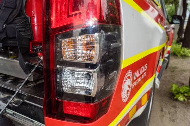 Kharkiv, Ukrayna, 12 Haziran 2025. İtfaiyeciler, bir Rus Şaban uçağı tarafından vurulan bir eve müdahale ediyorlar. Hasar büyüktü, ev tamamen yıkıldı, yandı ve çatı parçalandı..