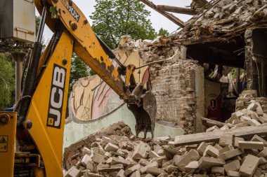 Kharkiv, Ukrayna, 12 Haziran 2025. Bakım Servisi, Kharkiv 'de Rus Şaban İHA' sının çarptığı bir ev üzerinde çalışıyor. Hasar büyük, ev tamamen yıkıldı ve yandı..