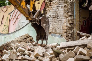 Kharkiv, Ukrayna, 12 Haziran 2025. Bakım Servisi, Kharkiv 'de Rus Şaban İHA' sının çarptığı bir ev üzerinde çalışıyor. Hasar büyük, ev tamamen yıkıldı ve yandı..