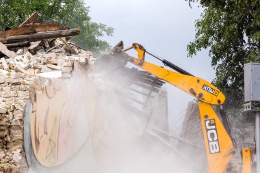 Kharkiv, Ukrayna, 12 Haziran 2025. Bakım Servisi, Kharkiv 'de Rus Şaban İHA' sının çarptığı bir ev üzerinde çalışıyor. Hasar büyük, ev tamamen yıkıldı ve yandı..