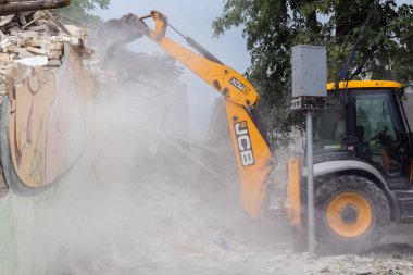 Kharkiv, Ukrayna, 12 Haziran 2025. Bakım Servisi, Kharkiv 'de Rus Şaban İHA' sının çarptığı bir ev üzerinde çalışıyor. Hasar büyük, ev tamamen yıkıldı ve yandı..