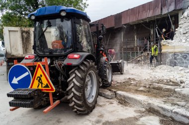 Kharkiv, Ukrayna, 12 Haziran 2025. Bakım Servisi, Kharkiv 'de Rus Şaban İHA' sının çarptığı bir ev üzerinde çalışıyor. Hasar büyük, ev tamamen yıkıldı ve yandı..