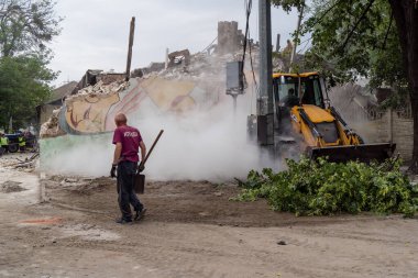 Kharkiv, Ukrayna, 12 Haziran 2025. Bakım Servisi, Kharkiv 'de Rus Şaban İHA' sının çarptığı bir ev üzerinde çalışıyor. Hasar büyük, ev tamamen yıkıldı ve yandı..