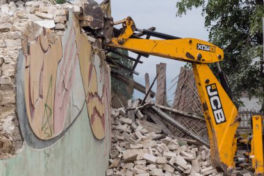 Kharkiv, Ukrayna, 12 Haziran 2025. Bakım Servisi, Kharkiv 'de Rus Şaban İHA' sının çarptığı bir ev üzerinde çalışıyor. Hasar büyük, ev tamamen yıkıldı ve yandı..