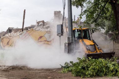 Kharkiv, Ukrayna, 12 Haziran 2025. Bakım Servisi, Kharkiv 'de Rus Şaban İHA' sının çarptığı bir ev üzerinde çalışıyor. Hasar büyük, ev tamamen yıkıldı ve yandı..