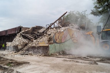 Kharkiv, Ukrayna, 12 Haziran 2025. Bakım Servisi, Kharkiv 'de Rus Şaban İHA' sının çarptığı bir ev üzerinde çalışıyor. Hasar büyük, ev tamamen yıkıldı ve yandı..