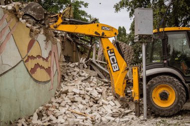 Kharkiv, Ukrayna, 12 Haziran 2025. Bakım Servisi, Kharkiv 'de Rus Şaban İHA' sının çarptığı bir ev üzerinde çalışıyor. Hasar büyük, ev tamamen yıkıldı ve yandı..