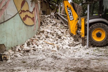 Kharkiv, Ukrayna, 12 Haziran 2025. Bakım Servisi, Kharkiv 'de Rus Şaban İHA' sının çarptığı bir ev üzerinde çalışıyor. Hasar büyük, ev tamamen yıkıldı ve yandı..