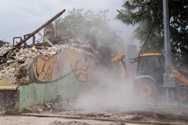 Kharkiv, Ukrayna, 12 Haziran 2025. Bakım Servisi, Kharkiv 'de Rus Şaban İHA' sının çarptığı bir ev üzerinde çalışıyor. Hasar büyük, ev tamamen yıkıldı ve yandı..