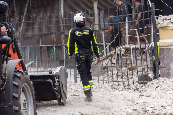 Kharkiv, Ukrayna, 12 Haziran 2025. İtfaiyeciler, bir Rus Şaban uçağı tarafından vurulan bir eve müdahale ediyorlar. Hasar büyüktü, ev tamamen yıkıldı, yandı ve çatı parçalandı..