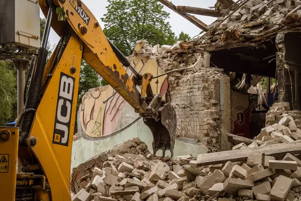 Kharkiv, Ukrayna, 12 Haziran 2025. Bakım Servisi, Kharkiv 'de Rus Şaban İHA' sının çarptığı bir ev üzerinde çalışıyor. Hasar büyük, ev tamamen yıkıldı ve yandı..