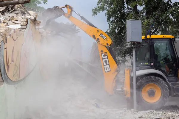 Kharkiv, Ukrayna, 12 Haziran 2025. Bakım Servisi, Kharkiv 'de Rus Şaban İHA' sının çarptığı bir ev üzerinde çalışıyor. Hasar büyük, ev tamamen yıkıldı ve yandı..