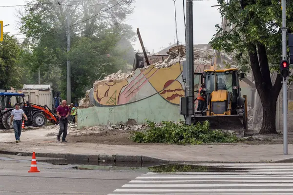 Kharkiv, Ukrayna, 12 Haziran 2025. Bakım Servisi, Kharkiv 'de Rus Şaban İHA' sının çarptığı bir ev üzerinde çalışıyor. Hasar büyük, ev tamamen yıkıldı ve yandı..