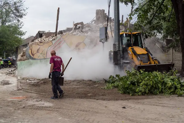 Kharkiv, Ukrayna, 12 Haziran 2025. Bakım Servisi, Kharkiv 'de Rus Şaban İHA' sının çarptığı bir ev üzerinde çalışıyor. Hasar büyük, ev tamamen yıkıldı ve yandı..