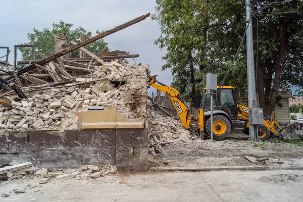 Kharkiv, Ukrayna, 12 Haziran 2025. Bakım Servisi, Kharkiv 'de Rus Şaban İHA' sının çarptığı bir ev üzerinde çalışıyor. Hasar büyük, ev tamamen yıkıldı ve yandı..