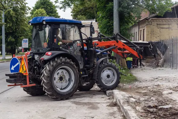 Kharkiv, Ukrayna, 12 Haziran 2025. Bakım Servisi, Kharkiv 'de Rus Şaban İHA' sının çarptığı bir ev üzerinde çalışıyor. Hasar büyük, ev tamamen yıkıldı ve yandı..