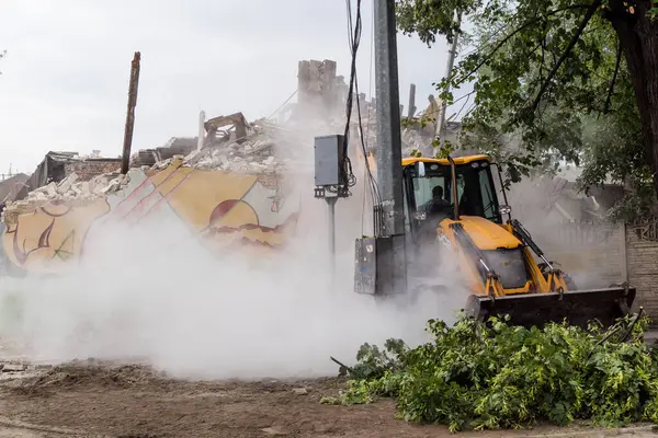 Kharkiv, Ukrayna, 12 Haziran 2025. Bakım Servisi, Kharkiv 'de Rus Şaban İHA' sının çarptığı bir ev üzerinde çalışıyor. Hasar büyük, ev tamamen yıkıldı ve yandı..