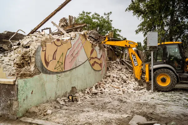 Kharkiv, Ukrayna, 12 Haziran 2025. Bakım Servisi, Kharkiv 'de Rus Şaban İHA' sının çarptığı bir ev üzerinde çalışıyor. Hasar büyük, ev tamamen yıkıldı ve yandı..