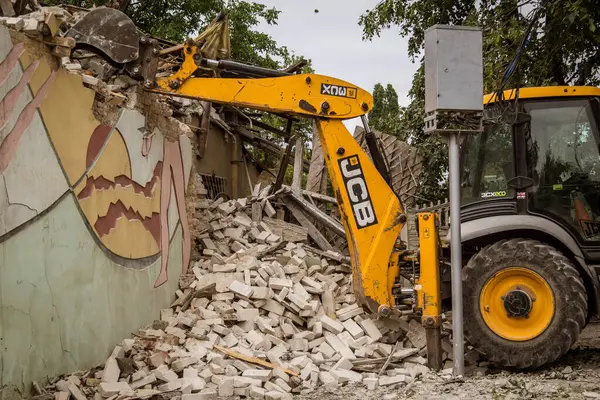 Kharkiv, Ukrayna, 12 Haziran 2025. Bakım Servisi, Kharkiv 'de Rus Şaban İHA' sının çarptığı bir ev üzerinde çalışıyor. Hasar büyük, ev tamamen yıkıldı ve yandı..