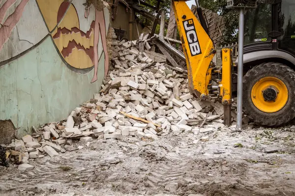 Kharkiv, Ukrayna, 12 Haziran 2025. Bakım Servisi, Kharkiv 'de Rus Şaban İHA' sının çarptığı bir ev üzerinde çalışıyor. Hasar büyük, ev tamamen yıkıldı ve yandı..