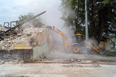 Kharkiv, Ukrayna, 12 Haziran 2025. Bakım Servisi, Kharkiv 'de Rus Şaban İHA' sının çarptığı bir ev üzerinde çalışıyor. Hasar büyük, ev tamamen yıkıldı ve yandı..