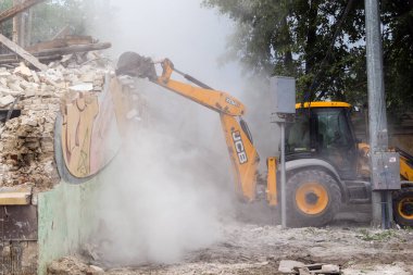 Kharkiv, Ukrayna, 12 Haziran 2025. Bakım Servisi, Kharkiv 'de Rus Şaban İHA' sının çarptığı bir ev üzerinde çalışıyor. Hasar büyük, ev tamamen yıkıldı ve yandı..