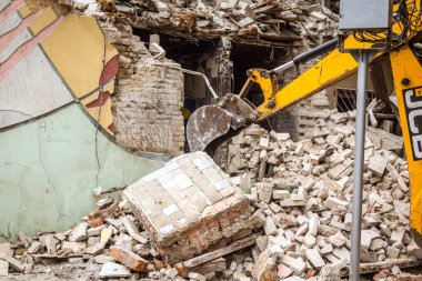 Kharkiv, Ukrayna, 12 Haziran 2025. Bakım Servisi, Kharkiv 'de Rus Şaban İHA' sının çarptığı bir ev üzerinde çalışıyor. Hasar büyük, ev tamamen yıkıldı ve yandı..